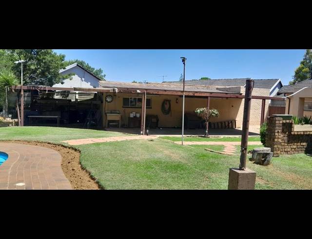 4 BEDROOM HOUSE FOR SALE IN KEMPTON PARK CENTRAL